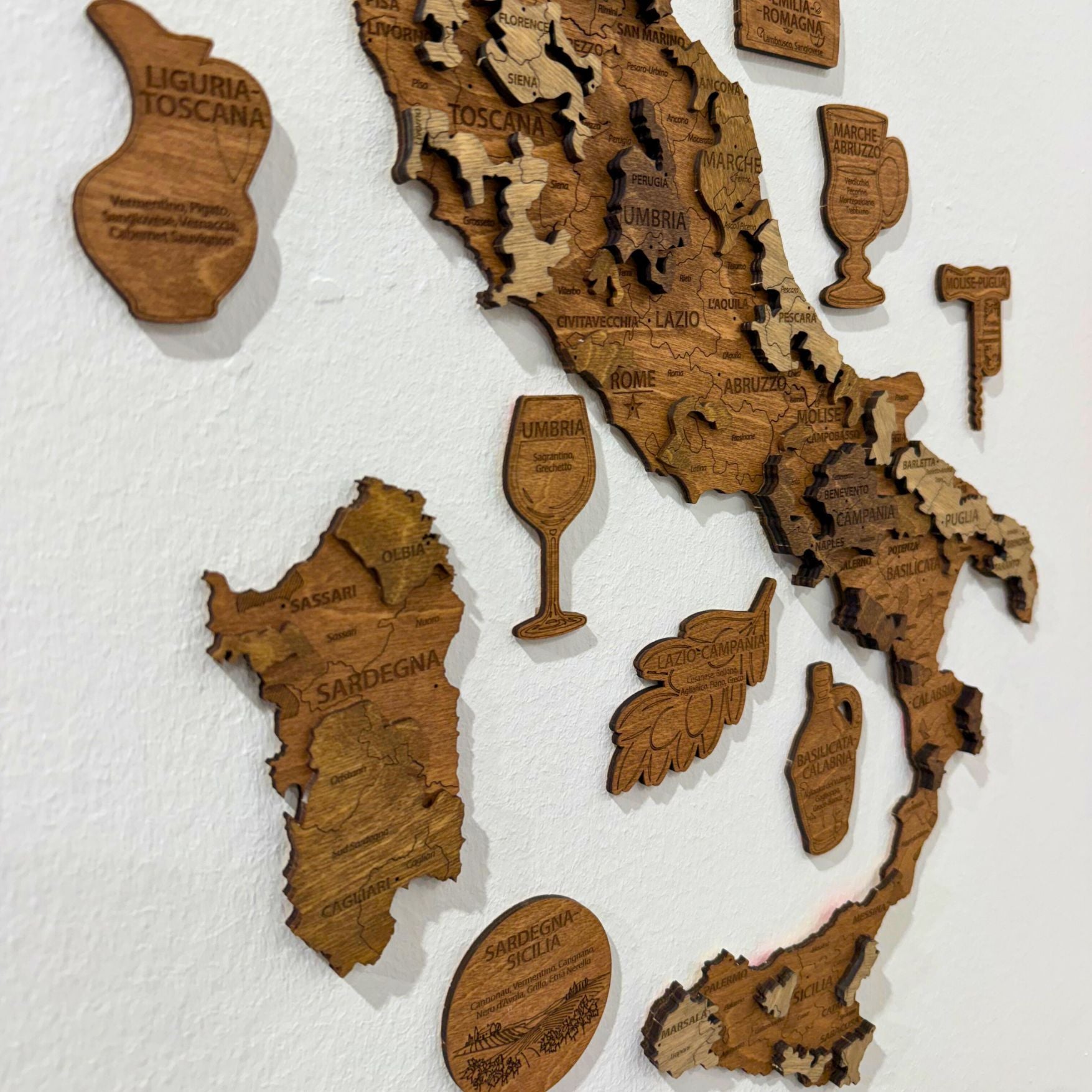 Carte des vins d’Italie en bois (55 × 60 cm)