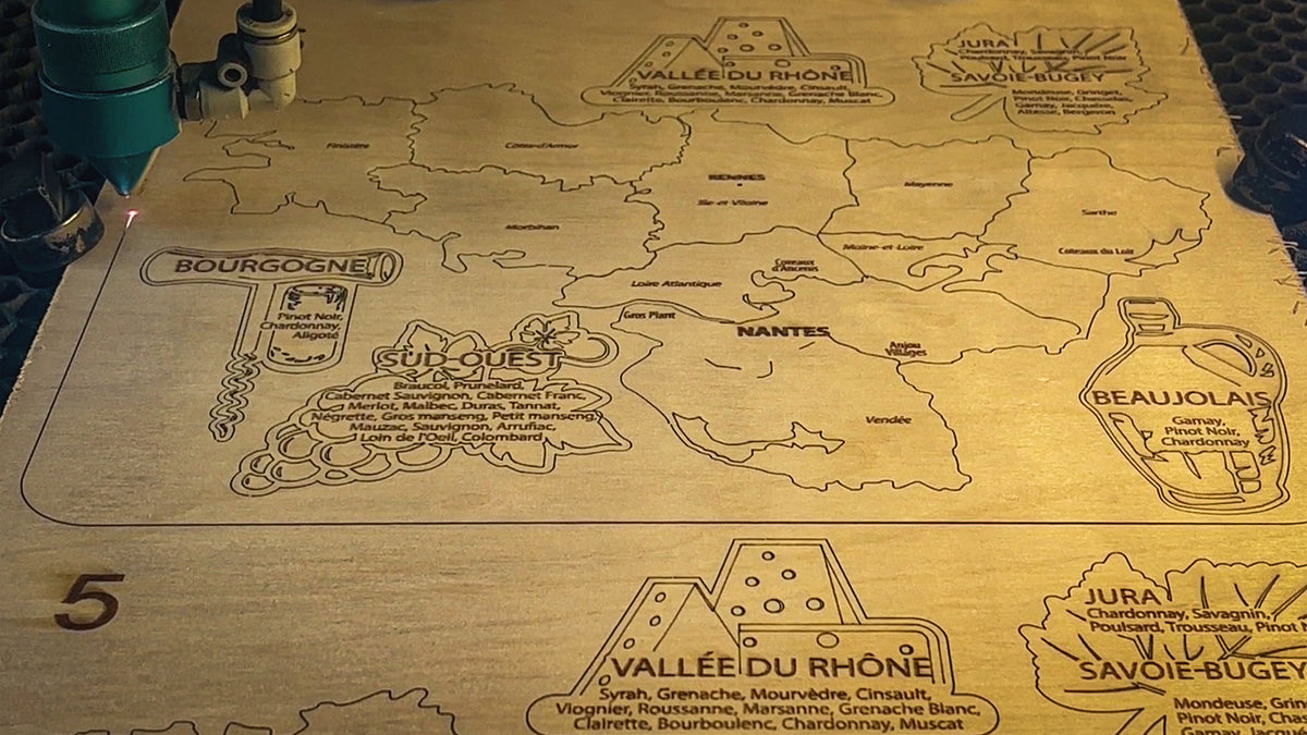Gravure au laser d'une carte des vins de France en bois