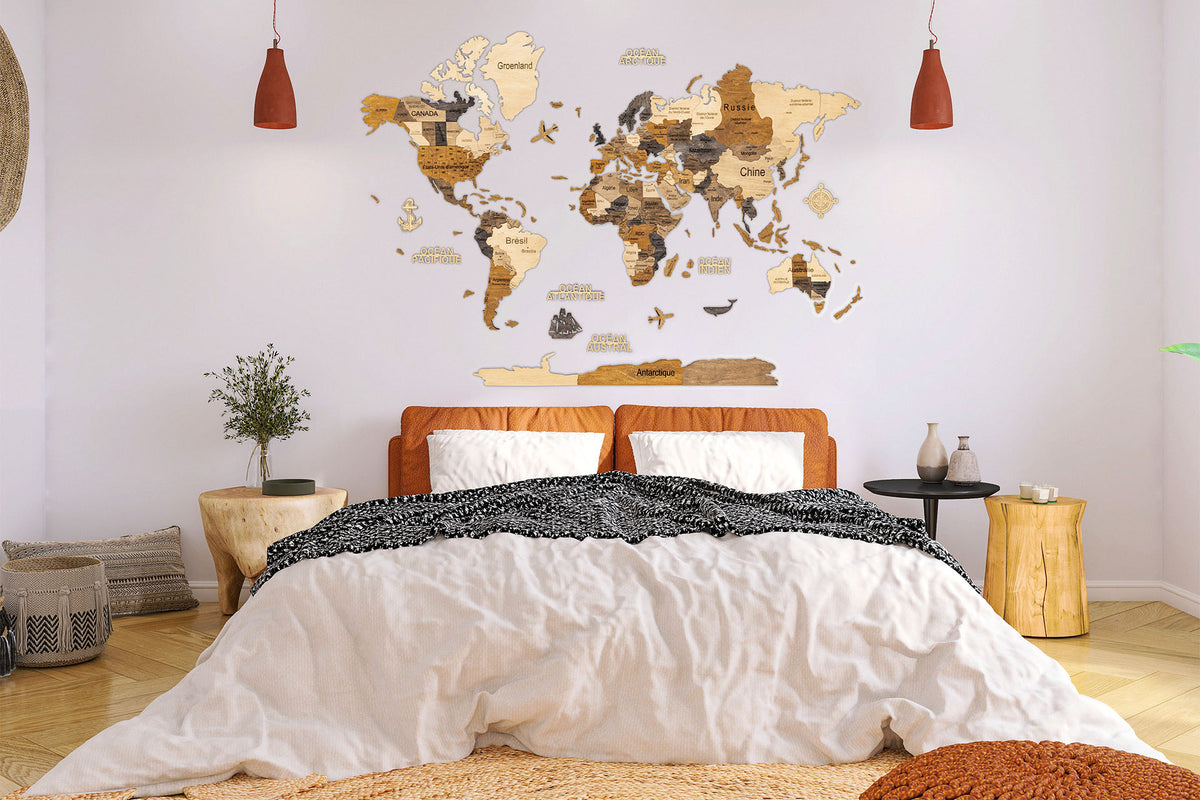 La même chambre avec une carte du monde en bois 3D multicolore au-dessus du lit