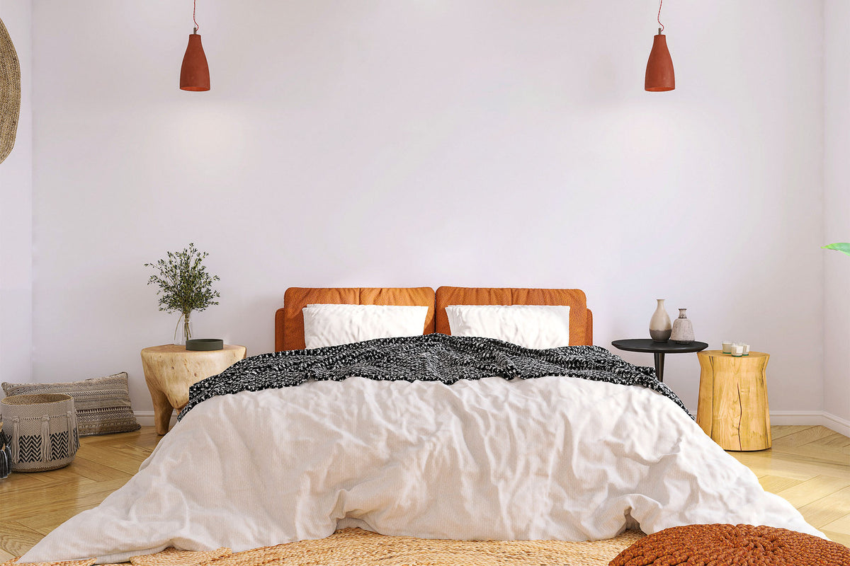 Chambre avec un mur blanc vide au-dessus du lit