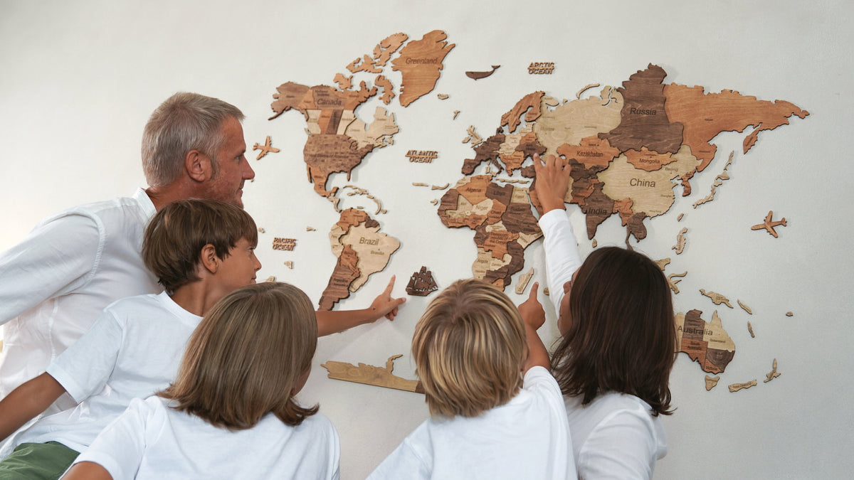 Une famille sur son canapé, sous une carte du monde en bois 3D multicolore