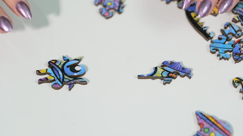 Assemblage d'un puzzle en bois en forme de baleine, pièce par pièce